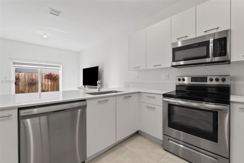 Townhouse in Miami, Florida 3 bedrooms, 157.47 sq.m. № 2075234 - photo 14