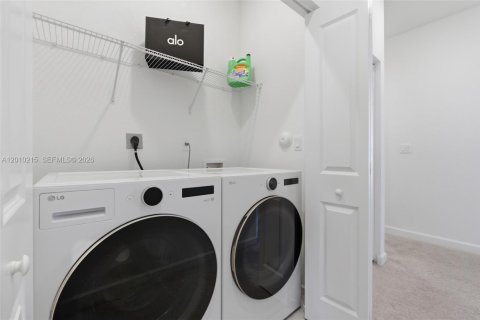 Townhouse in Miami, Florida 3 bedrooms, 157.47 sq.m. № 2075234 - photo 22