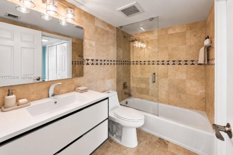 Condominio en venta en North Bay Village, Florida, 2 dormitorios, 95.69 m2 № 2416221 - foto 5