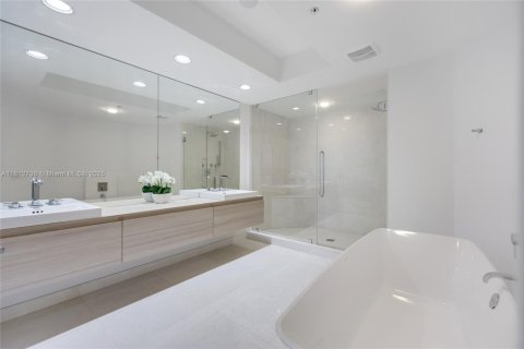 Condo in North Miami Beach, Florida, 2 bedrooms  № 1768377 - photo 12