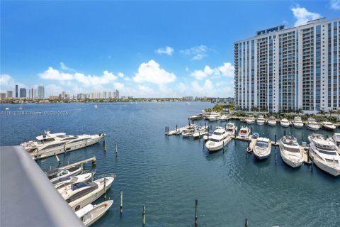Condo in North Miami Beach, Florida, 2 bedrooms  № 1768377 - photo 11