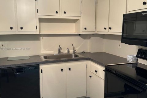 Condo in Hollywood, Florida, 2 bedrooms  № 1950848 - photo 26