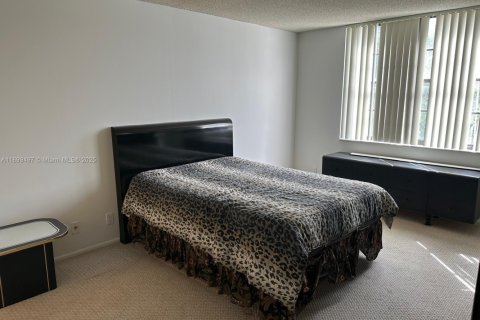 Condo in Hollywood, Florida, 2 bedrooms  № 1950848 - photo 8