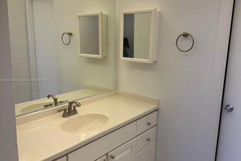 Condo in Hollywood, Florida, 2 bedrooms  № 1950848 - photo 12