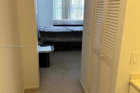 Condo in Hollywood, Florida, 2 bedrooms  № 1950848 - photo 10