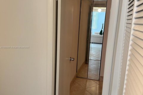 Condo in Hollywood, Florida, 2 bedrooms  № 1950848 - photo 3