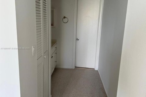 Condo in Hollywood, Florida, 2 bedrooms  № 1950848 - photo 13