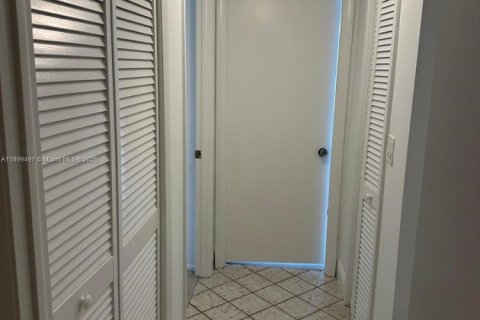 Condo in Hollywood, Florida, 2 bedrooms  № 1950848 - photo 16
