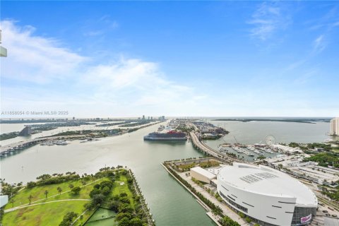 Condo in Miami, Florida, 2 bedrooms  № 1888929 - photo 5