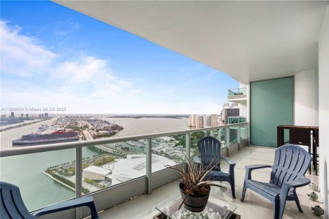 Condo in Miami, Florida, 2 bedrooms  № 1888929 - photo 1