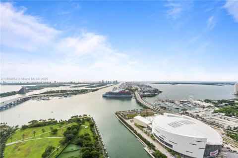 Condo in Miami, Florida, 2 bedrooms  № 1888929 - photo 14