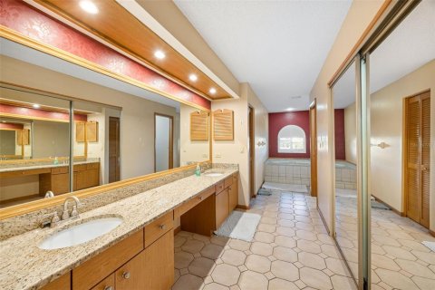 House in Tarpon Springs, Florida 4 bedrooms, 283.07 sq.m. № 1817484 - photo 14