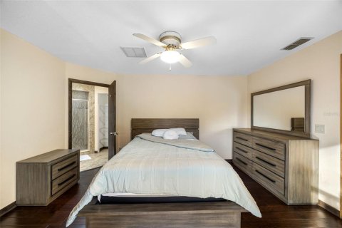 House in Tarpon Springs, Florida 4 bedrooms, 283.07 sq.m. № 1817484 - photo 16