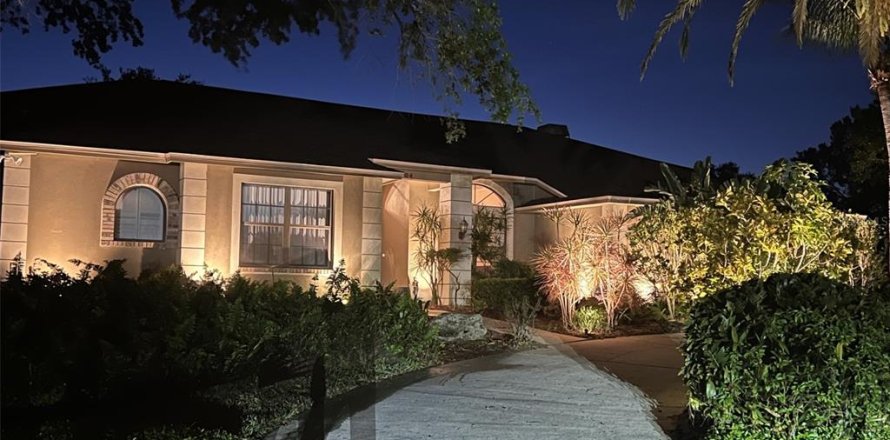 House in Tarpon Springs, Florida 4 bedrooms, 283.07 sq.m. № 1817484