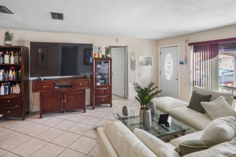 House in Miramar, Florida 3 bedrooms, 104.42 sq.m. № 1174783 - photo 1