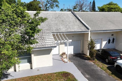 Снять в аренду виллу или дом в Корал-Спрингс, Флорида 3 спальни, 150.87м2, № 2051301 - фото 4