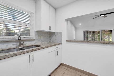 Снять в аренду виллу или дом в Корал-Спрингс, Флорида 3 спальни, 150.87м2, № 2051301 - фото 22