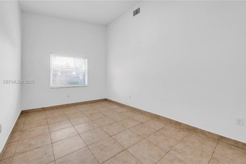 Снять в аренду виллу или дом в Корал-Спрингс, Флорида 3 спальни, 150.87м2, № 2051301 - фото 6