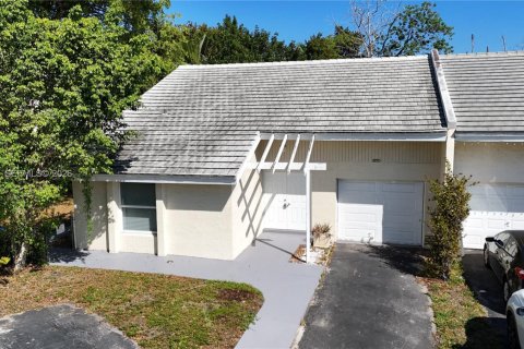 Снять в аренду виллу или дом в Корал-Спрингс, Флорида 3 спальни, 150.87м2, № 2051301 - фото 2