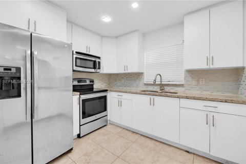 Снять в аренду виллу или дом в Корал-Спрингс, Флорида 3 спальни, 150.87м2, № 2051301 - фото 18