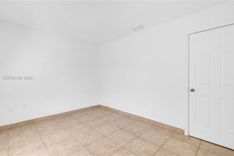 Снять в аренду виллу или дом в Корал-Спрингс, Флорида 3 спальни, 150.87м2, № 2051301 - фото 13