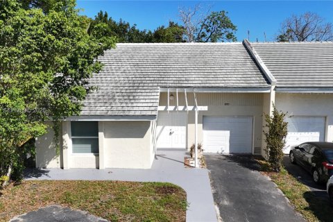 Снять в аренду виллу или дом в Корал-Спрингс, Флорида 3 спальни, 150.87м2, № 2051301 - фото 3