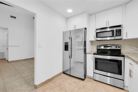 Снять в аренду виллу или дом в Корал-Спрингс, Флорида 3 спальни, 150.87м2, № 2051301 - фото 20