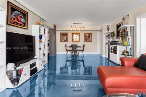 Condo in Hallandale Beach, Florida, 2 bedrooms  № 1994677 - photo 20