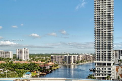Condo in Hallandale Beach, Florida, 2 bedrooms  № 1994677 - photo 1