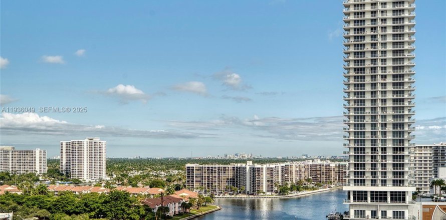 Condo in Hallandale Beach, Florida, 2 bedrooms  № 1994677