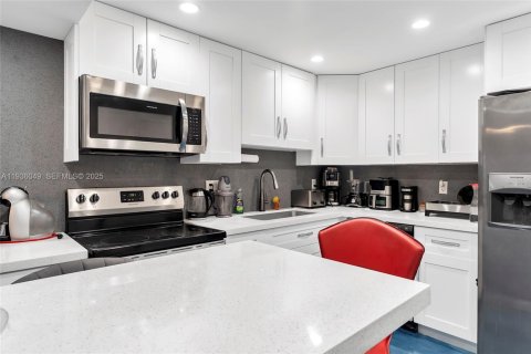 Condo in Hallandale Beach, Florida, 2 bedrooms  № 1994677 - photo 8