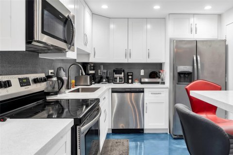 Condo in Hallandale Beach, Florida, 2 bedrooms  № 1994677 - photo 7