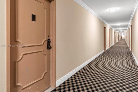 Condo in Hallandale Beach, Florida, 2 bedrooms  № 1994677 - photo 6