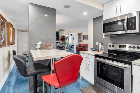 Condo in Hallandale Beach, Florida, 2 bedrooms  № 1994677 - photo 10