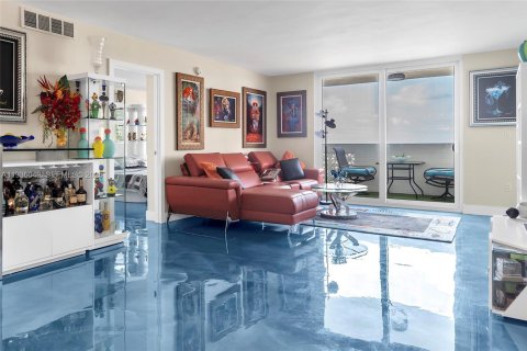 Condo in Hallandale Beach, Florida, 2 bedrooms  № 1994677 - photo 22