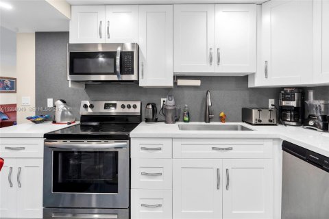 Condo in Hallandale Beach, Florida, 2 bedrooms  № 1994677 - photo 9