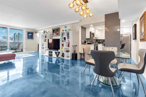 Condo in Hallandale Beach, Florida, 2 bedrooms  № 1994677 - photo 14