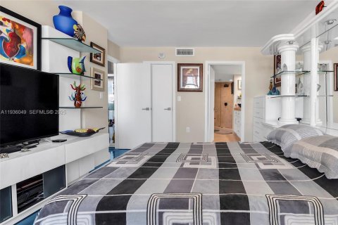 Condo in Hallandale Beach, Florida, 2 bedrooms  № 1994677 - photo 27