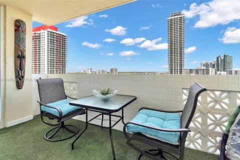 Condo in Hallandale Beach, Florida, 2 bedrooms  № 1994677 - photo 25