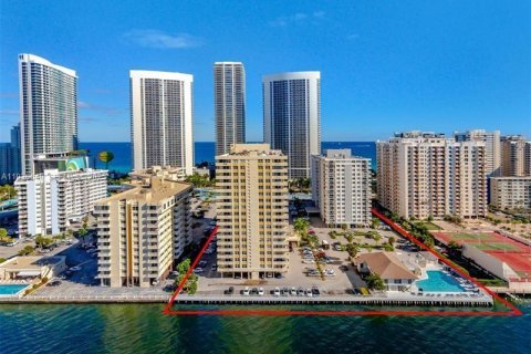 Condo in Hallandale Beach, Florida, 2 bedrooms  № 1994677 - photo 2