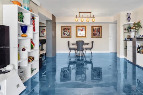 Condo in Hallandale Beach, Florida, 2 bedrooms  № 1994677 - photo 24