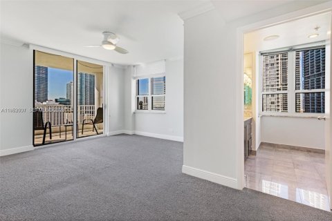 Condominio en alquiler en Miami, Florida, 3 dormitorios, 159.7 m2 № 2008698 - foto 20