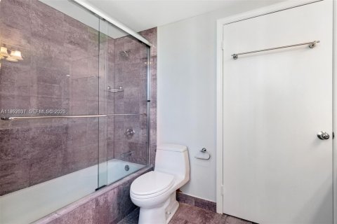 Condominio en alquiler en Miami, Florida, 3 dormitorios, 159.7 m2 № 2008698 - foto 23
