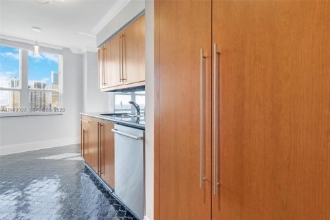 Condominio en alquiler en Miami, Florida, 3 dormitorios, 159.7 m2 № 2008698 - foto 8