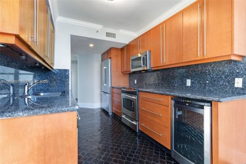 Condominio en alquiler en Miami, Florida, 3 dormitorios, 159.7 m2 № 2008698 - foto 10