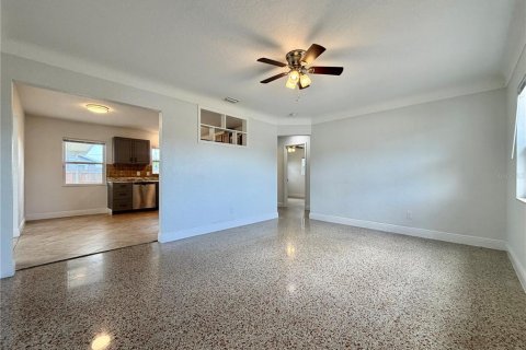 Villa ou maison à louer à Saint Petersburg, Floride: 2 chambres, 95.97 m2 № 2149342 - photo 2