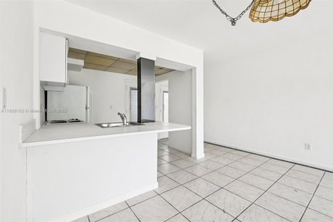 Condo in North Miami, Florida, 2 bedrooms  № 1797007 - photo 10