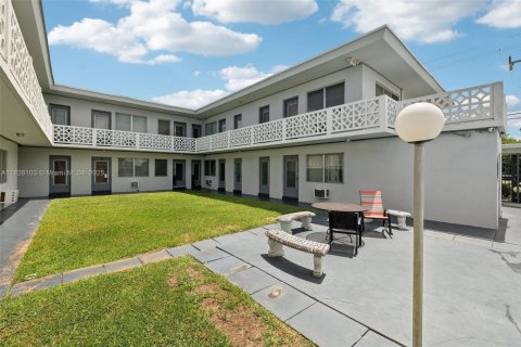 Condo in North Miami, Florida, 2 bedrooms  № 1797007 - photo 22