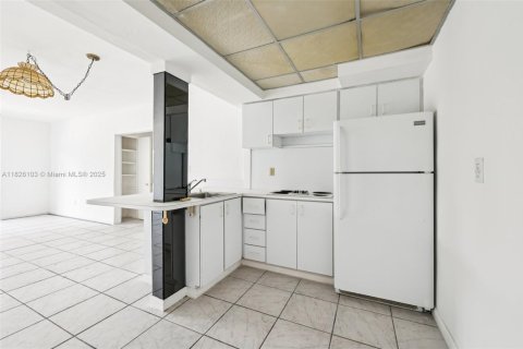 Condo in North Miami, Florida, 2 bedrooms  № 1797007 - photo 12