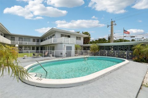 Condo in North Miami, Florida, 2 bedrooms  № 1797007 - photo 27
